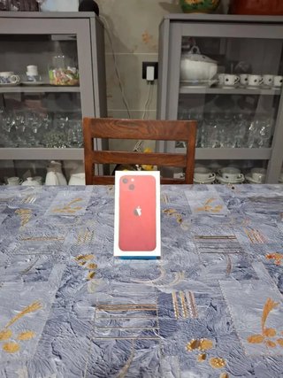 Caja iPhone 13 rojo