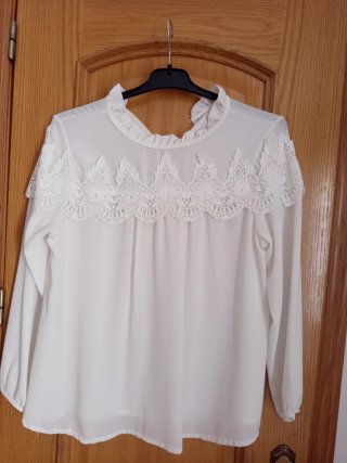 Blusa blanca con detalles de encaje