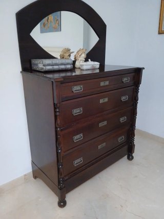 Cómoda de madera con espejo