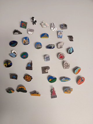 Lote de 35 Pins de la Comunidad Valenciana