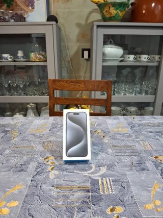 Caja iPhone 15 Pro azul