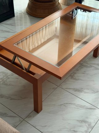 Mesa de centro elevable de madera y cristal