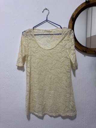 Vestido corto de encaje color crudo