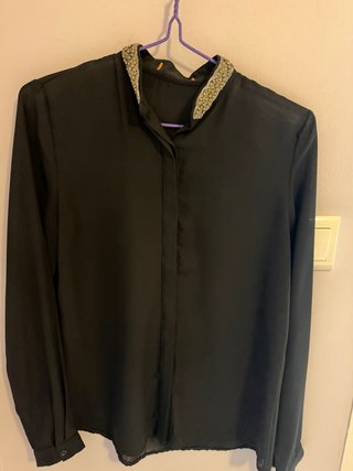 Camisa Negra con Cuello Decorado