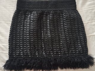 Falda negra con textura y flecos