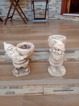 Set de 2 Maceteros de Piedra con Gnomos