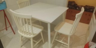 Conjunto de mesa y 4 sillas blancas
