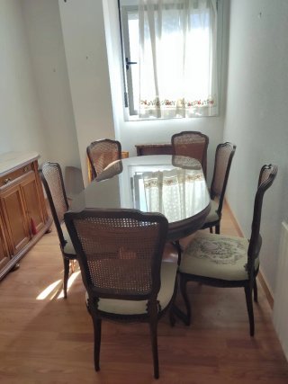 Conjunto Comedor: Mesa, 6 Sillas y Aparador