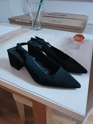 Zapatos Negros de Punta con Tacón