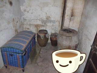 Baúl antiguo y tinajas de barro
