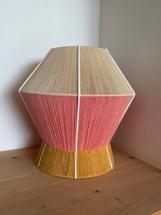 Lámpara de mesa con hilos de colores