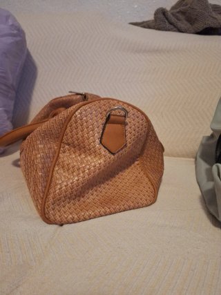 Bolso de mano trenzado marrón