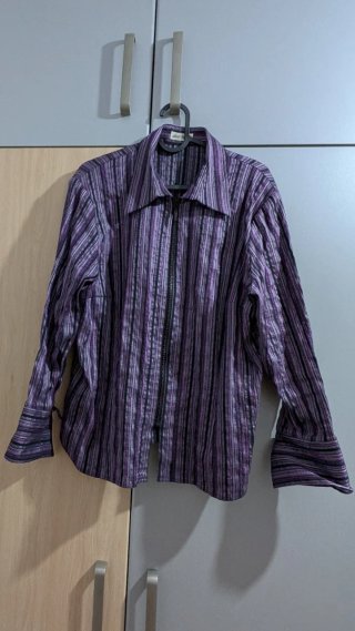 Camisa de rayas moradas con cremallera