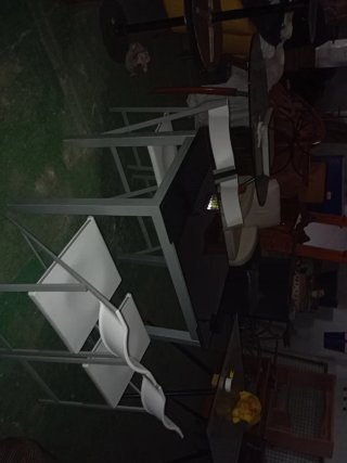 Conjunto de mesa y 4 sillas