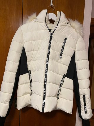 Abrigo acolchado blanco con capucha