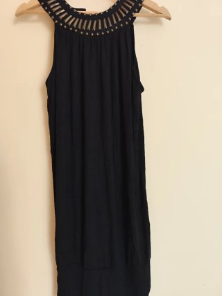 Vestido Negro con Detalle en el Cuello