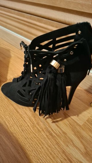 Zapatos de tacón negros con flecos