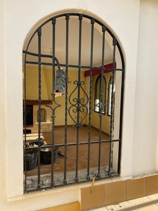 Reja de hierro para ventana de medio punto
