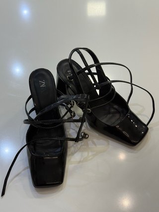 Zapatos de tacón Zara negros con tres hebillas.