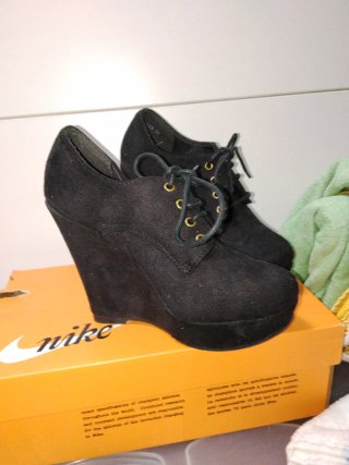 Zapatos de tacón cuña negros