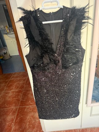 Vestido Negro con Lentejuelas y Plumas