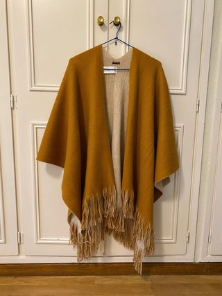 Capa bicolor. El Corte Inglés. Color mostaza beige