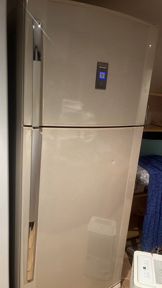Nevera Sharp de dos puertas con sistema No Frost