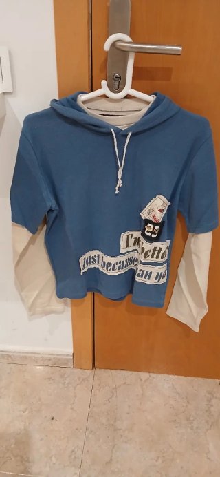 Sudadera con capucha azul y beige