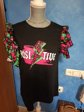 Camiseta Negra con Mangas Volantes