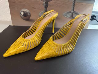 Zapatos de tacón Zara amarillos talla 41