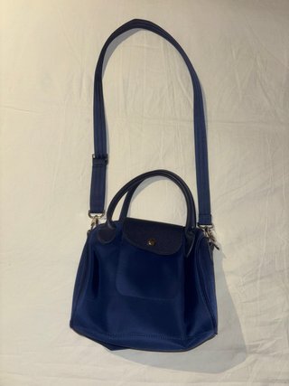 Bolso de señora azul marino de mano y bandolera
