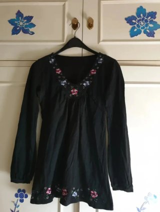 Camiseta negra con bordados florales