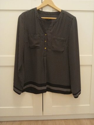 Blusa negra con estampado de puntos