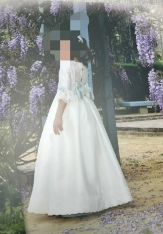 Vestido de comunión no llega a ser blanco del todo