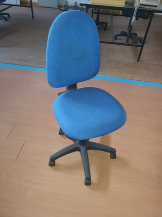 Silla de oficina azul con 5 ruedas