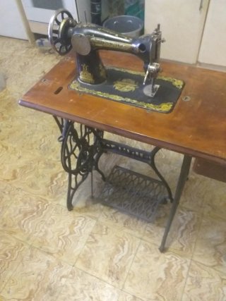 Máquina de Coser Antigua con Mueble SINGER