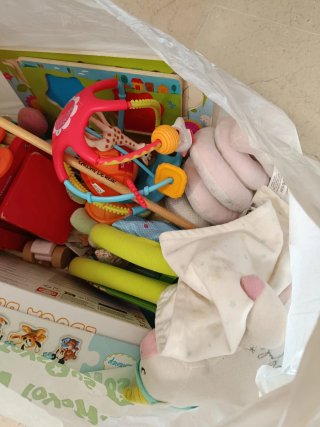 Bolsa de juguetes variados niño pequeño