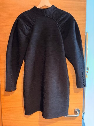 Vestido negro de manga larga