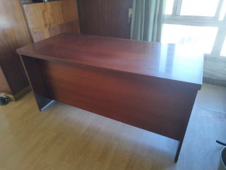 Mesa de despacho de madera