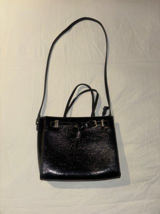Bolso de mano negro charol  correa con de hombro