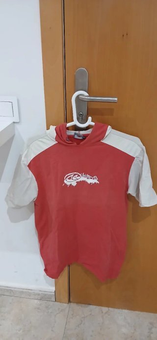 Camiseta con capucha roja y blanca