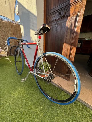 Bicicleta de Carretera Roja y Azul