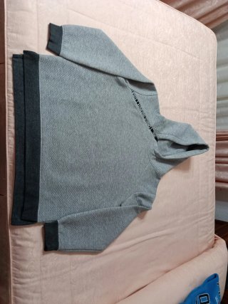 Sudadera con capucha gris