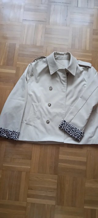 Gabardina corta beige.
