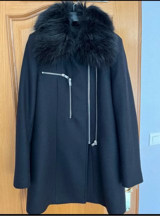 Abrigo negro cuello de pelo