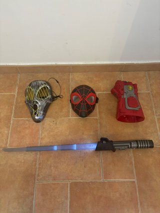 Set de Disfraces: Máscaras, Guante y Espada