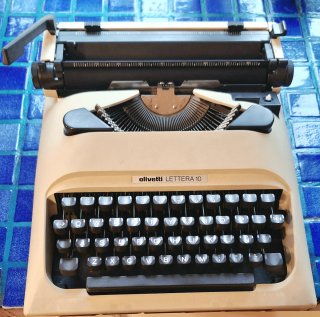 Máquina de escribir Olivetti Lettera 10