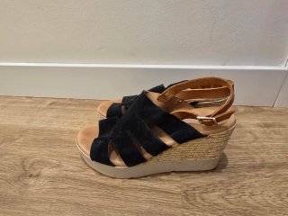 Sandalias de cuña con tiras