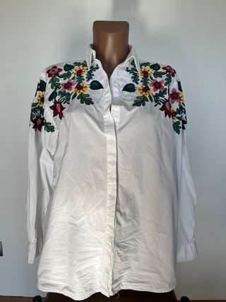 Camisa blanca Zara Woman bordada floral