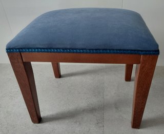 Puff Bajo Azul con Estructura de Madera